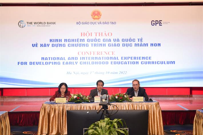 Bộ trưởng Bộ GDĐT Nguyễn Kim Sơn, Thứ trưởng Bộ Gi&aacute;o dục v&agrave; Đ&agrave;o tạo&nbsp; Ng&ocirc; Thị Minh, Quyền Gi&aacute;m đốc điều h&agrave;nh Ng&acirc;n h&agrave;ng Thế giới tại Việt Nam Christophe Lemiere đồng chủ tr&igrave; Hội thảo. Ảnh: Bộ&nbsp;Gi&aacute;o dục v&agrave; Đ&agrave;o tạo