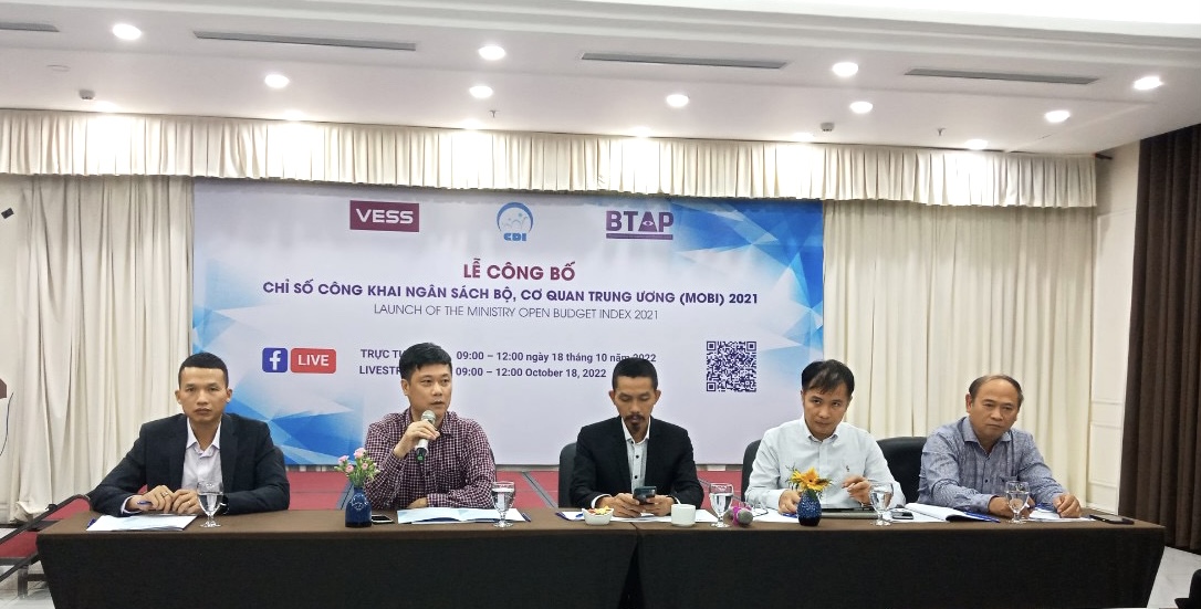 C&aacute;c chuy&ecirc;n gia v&agrave; đại diện nh&oacute;m nghi&ecirc;n cứu chia sẻ tại hội thảo.