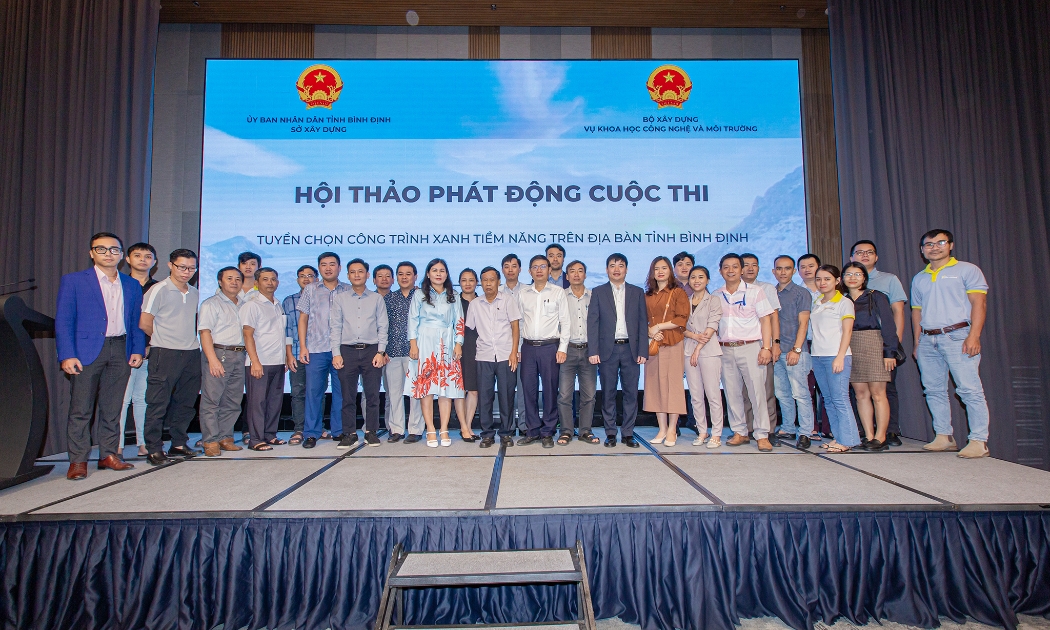 Đại diện Ban tổ chức cuộc thi chụp ảnh với các kiến trúc sư, doanh nghiệp trong lĩnh vực tư vấn thiết kế, thi công... tại Lế phát động.