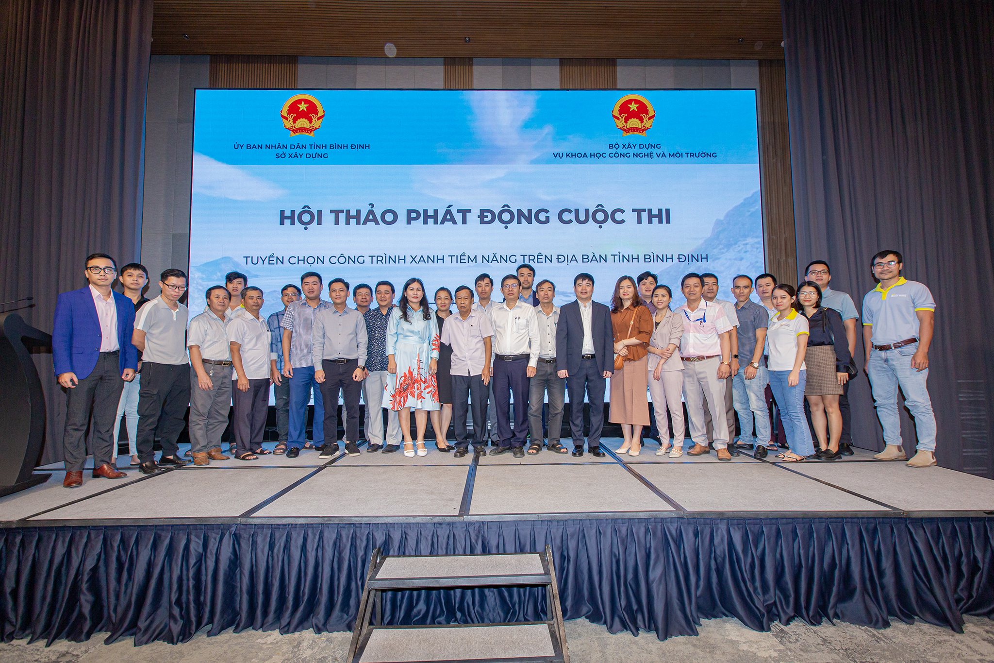 Đại diện Ban tổ chức cuộc thi chụp ảnh với các kiến trúc sư, doanh nghiệp trong lĩnh vực tư vấn thiết kế, thi công... tại Lế phát động.