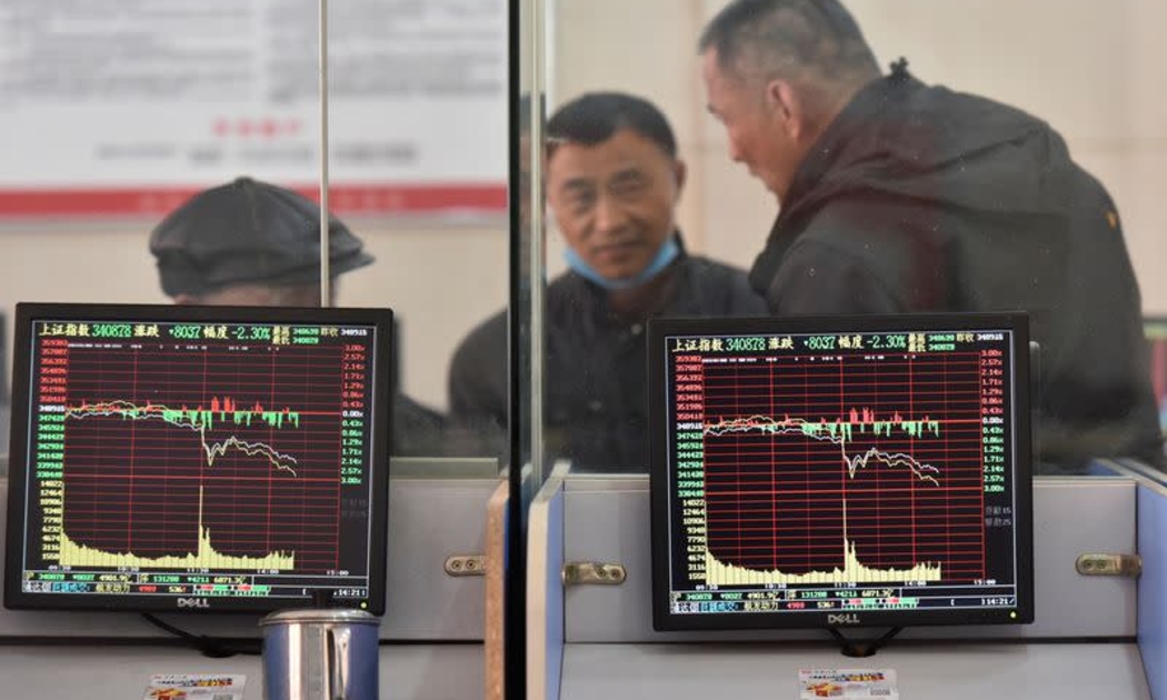 Các nhà đầu tư tại một công ty môi giới ở Phụ Dương, tỉnh An Huy, Trung Quốc - Ảnh: Reuters