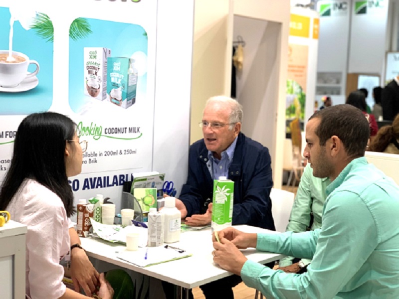 Khách hàng tìm hiểu sản phẩm thực phẩm, đồ uống của Việt Nam. 