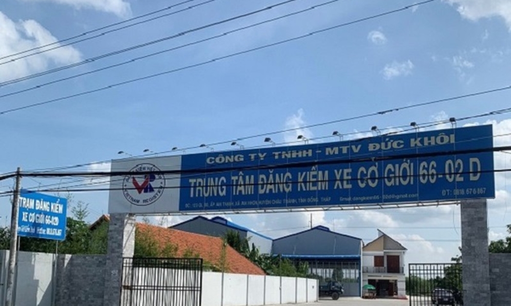 Các đăng kiểm viên tại Trung tâm đăng kiểm 6602D bị bắt quả tang khi nhận hối lộ khi bỏ qua lỗi với những xe không đủ tiêu chuẩn tại Đồng Tháp.