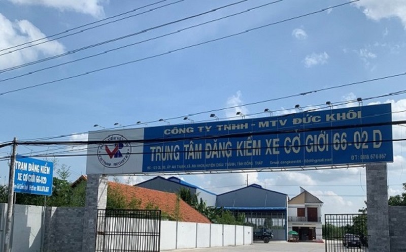 Các đăng kiểm viên tại Trung tâm đăng kiểm 6602D bị bắt quả tang khi nhận hối lộ khi bỏ qua lỗi với những xe không đủ tiêu chuẩn tại Đồng Tháp.