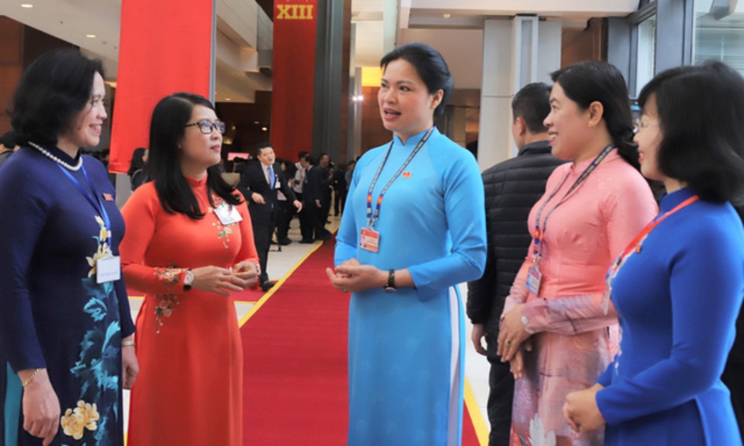 Các nữ đại biểu trao đổi bên lề Đại hội Đảng