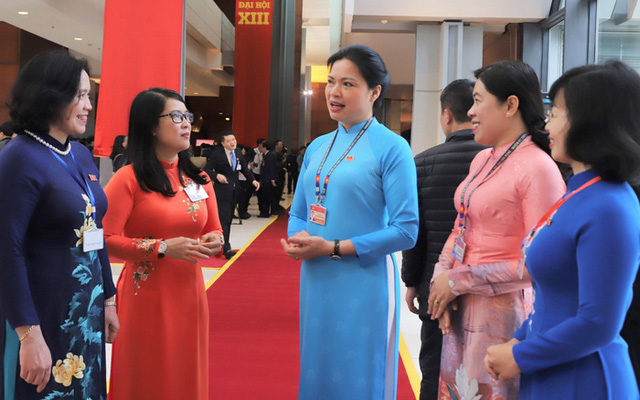 Các nữ đại biểu trao đổi bên lề Đại hội Đảng