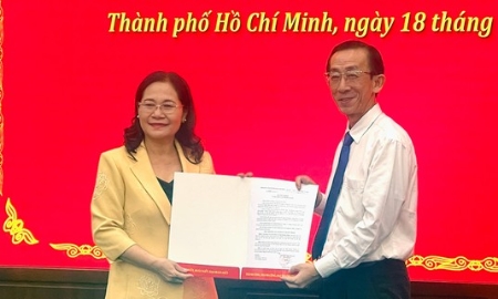 Chủ tịch HĐND TP.HCM Nguyễn Thị Lệ trao quyết định bổ nhiệm ông Trần Hoàng Ngân làm thư ký cho Bí thư Thành ủy Nguyễn Văn Nên. (Ảnh: SGGP).