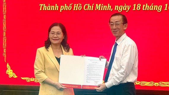 Chủ tịch HĐND TP.HCM Nguyễn Thị Lệ trao quyết định bổ nhiệm ông Trần Hoàng Ngân làm thư ký cho Bí thư Thành ủy Nguyễn Văn Nên. (Ảnh: SGGP).