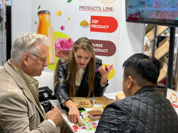 Kh&aacute;ch h&agrave;ng t&igrave;m hiểu sản phẩm thực phẩm, đồ uống của Việt Nam.