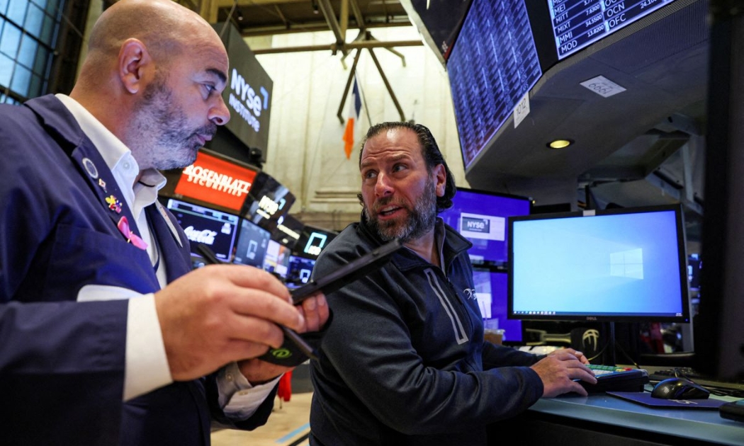 Hai nhà giao dịch cổ phiếu trên sàn NYSE ở New York, Mỹ trong phiên giao dịch ngày 17/10 - Ảnh: Reuters.