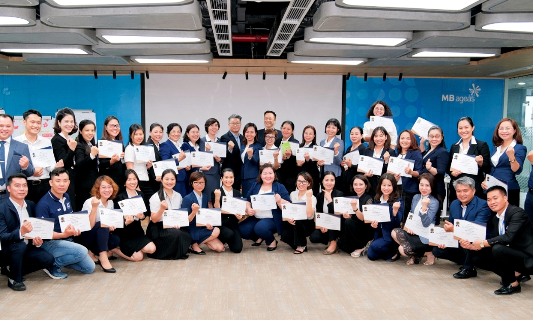 Nhân viên ngân hàng được cấp chứng chỉ đại lý bảo hiểm sau khi trải qua kì thi để đảm bảo có thể tư vấn tốt nhất cho khách hàng.