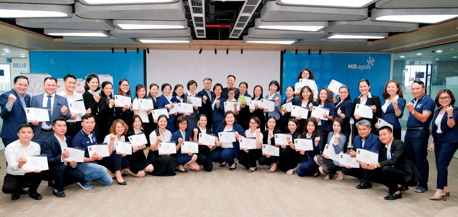 Nhân viên ngân hàng được cấp chứng chỉ đại lý bảo hiểm sau khi trải qua kì thi để đảm bảo có thể tư vấn tốt nhất cho khách hàng.