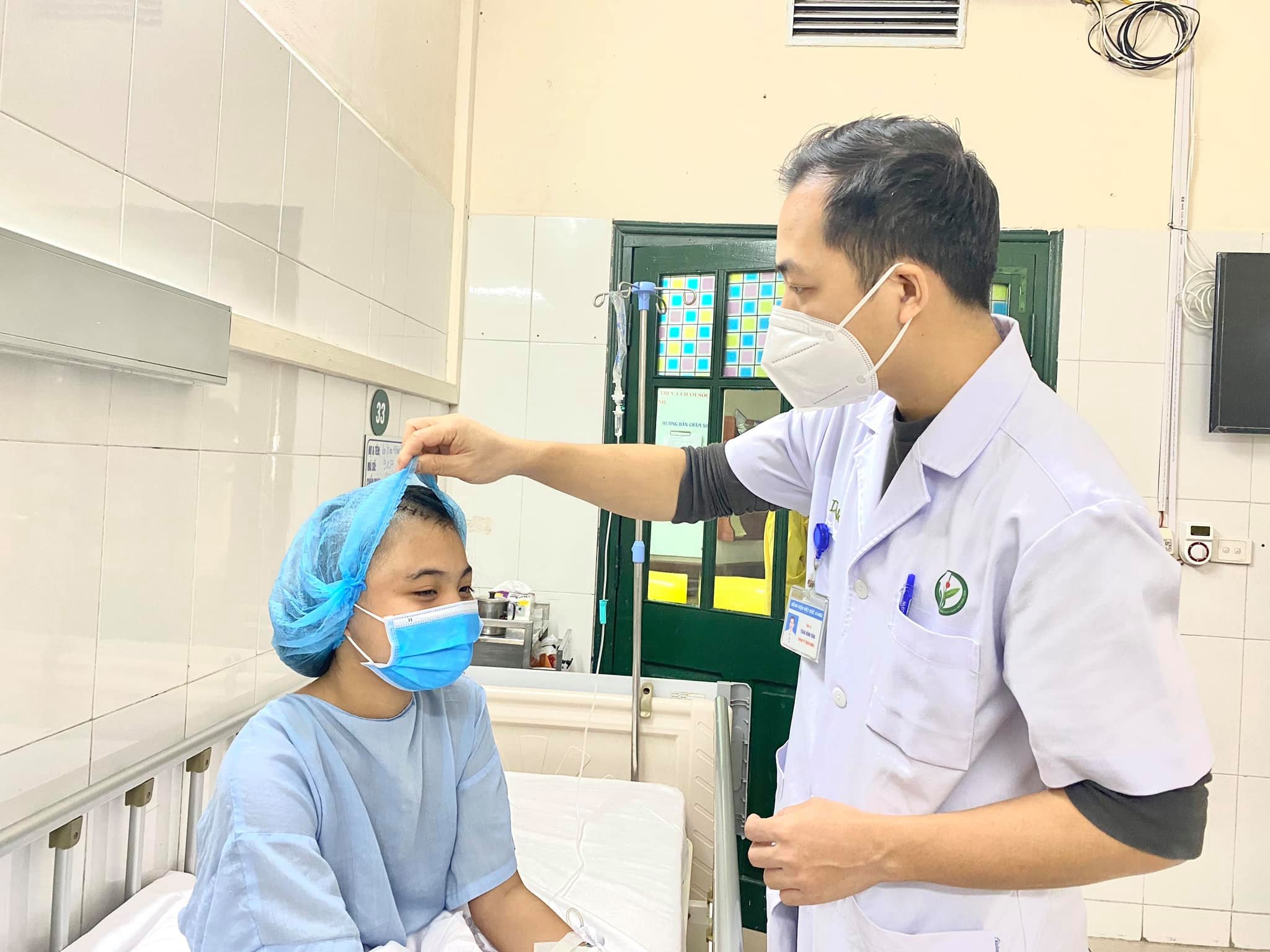 Nhân viên y tế chăm sóc người bệnh. Ảnh - Đình Anh. 