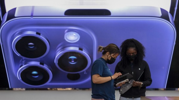Một nhân viên hỗ trợ khách hàng tại cửa hàng Apple The Grove, Los Angeles.