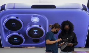 Một nhân viên hỗ trợ khách hàng tại cửa hàng Apple The Grove, Los Angeles. 