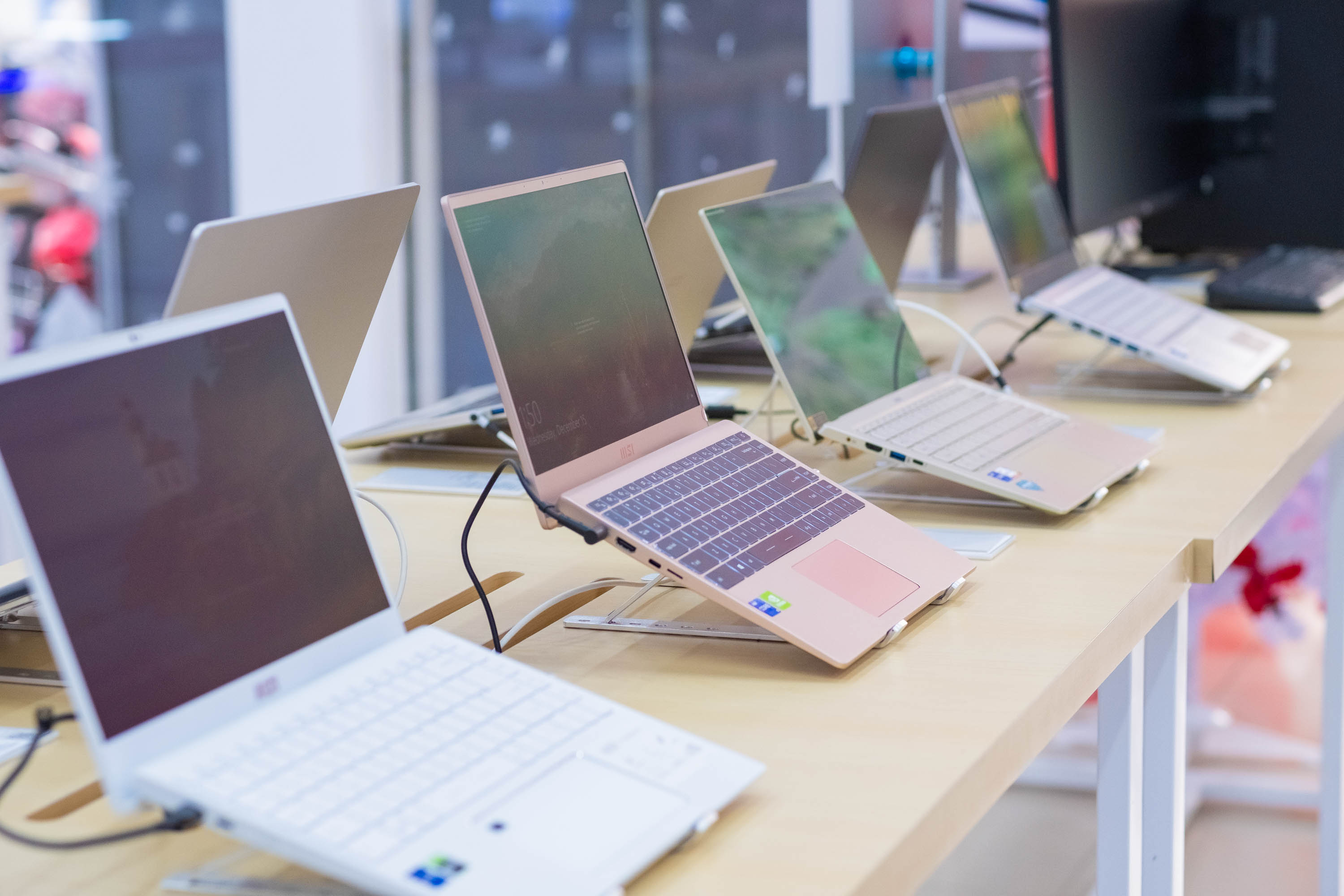 Trước biến động tỷ giá, laptop rục rịch tăng giá từ 3-5% trong những tháng cuối năm. (Ảnh minh họa).
