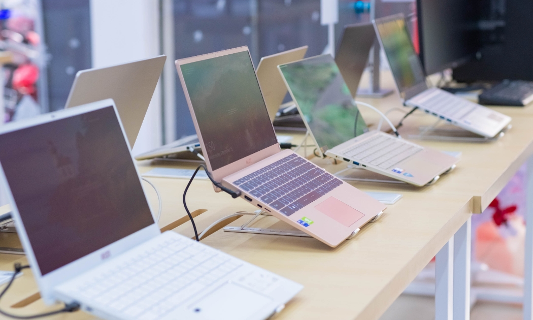 Trước biến động tỷ giá, laptop rục rịch tăng giá từ 3-5% trong những tháng cuối năm. (Ảnh minh họa).