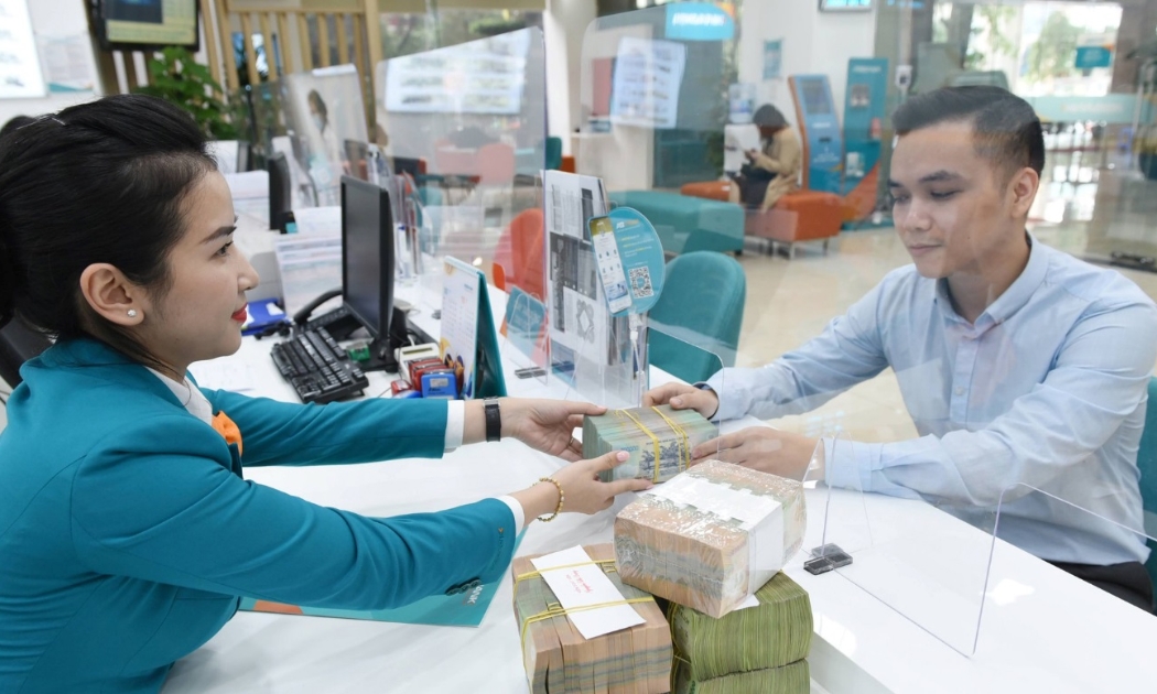 Người dân gửi tiền tiết kiệm tại một ngân hàng ở Hà Nội.