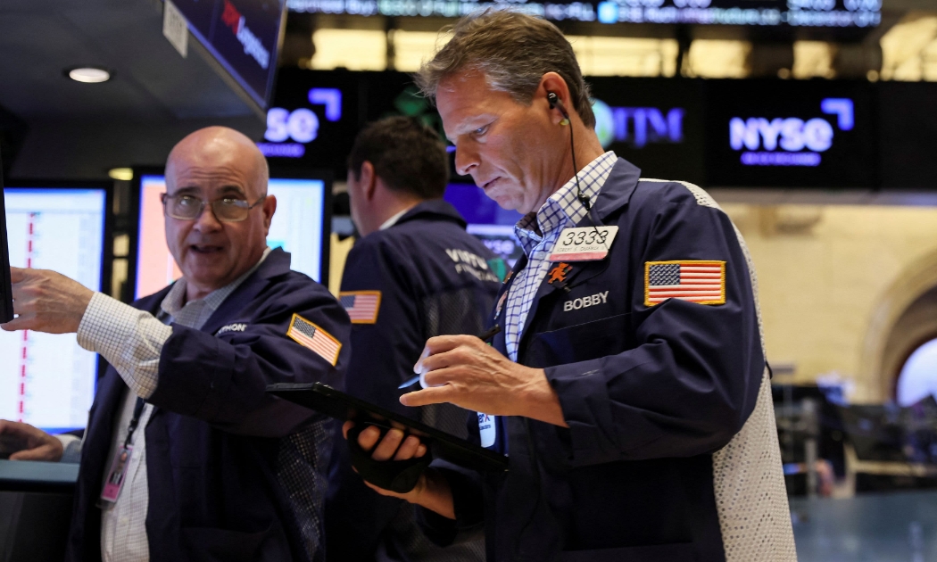 Các nhà giao dịch cổ phiếu trên sàn NYSE ở New York - Ảnh: CNBC.