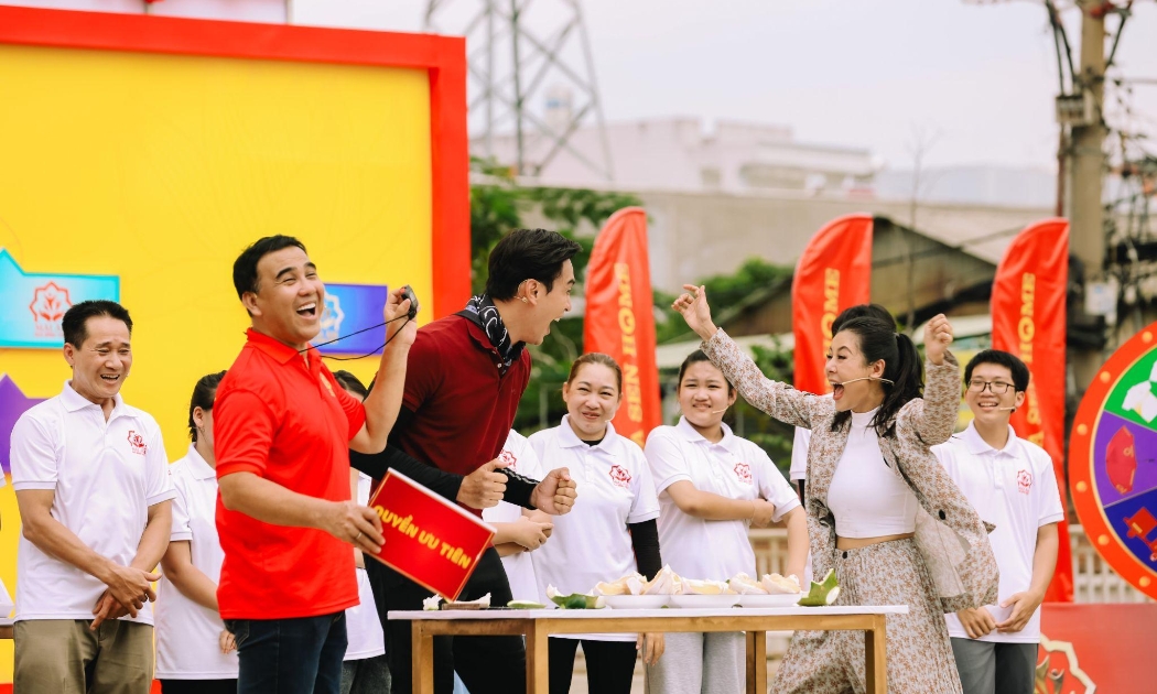 Khoảnh khắc ngập tràn niềm vui khi MC Quyền Linh công bố đã vượt qua thử thách và giành quyền ưu tiên về cho các gia đình.