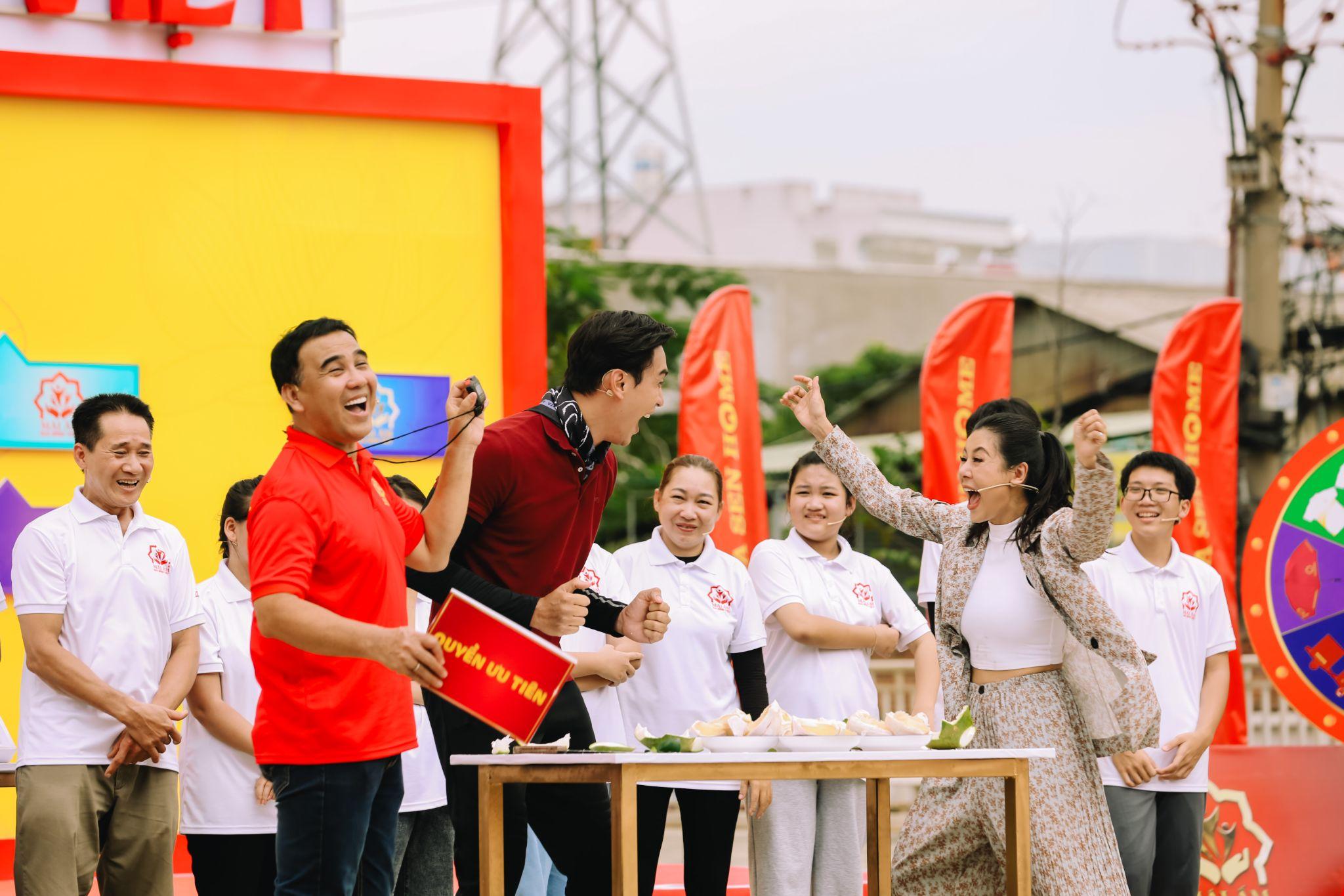 Khoảnh khắc ngập tràn niềm vui khi MC Quyền Linh công bố đã vượt qua thử thách và giành quyền ưu tiên về cho các gia đình. 