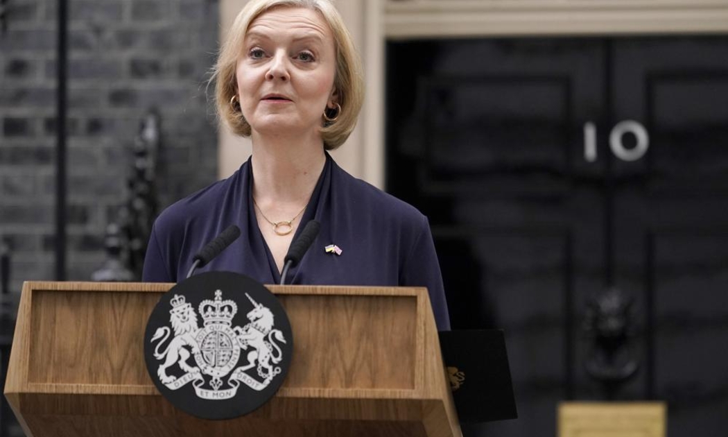Thủ tướng Anh Liz Truss tuyên bố từ chức ngày 20/10 - Ảnh: AP