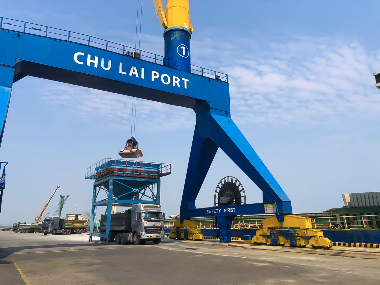 Hệ thống phễu rót phục vụ làm hàng đá vôi, muối...