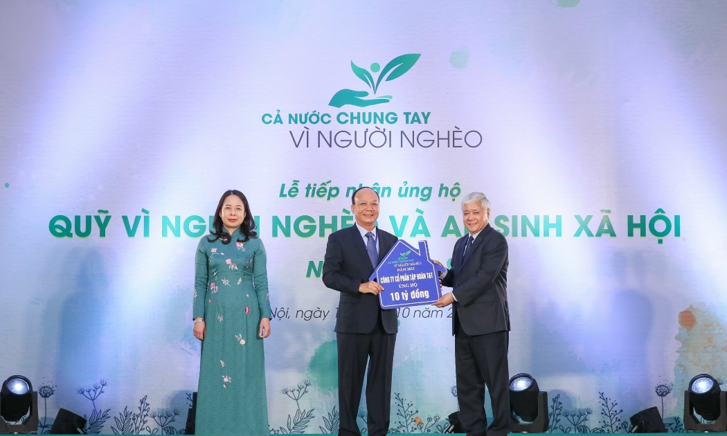 Đại diện lãnh đạo Tập đoàn T&T Group (giữa) trao tặng 10 tỷ đồng ủng hộ Quỹ “Vì người nghèo” Trung ương.