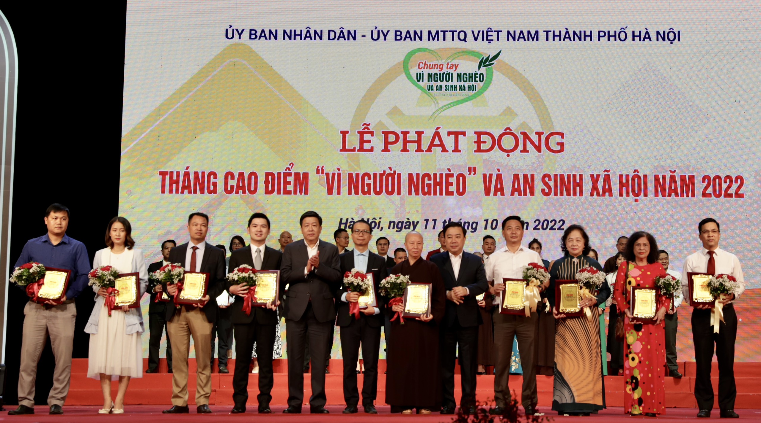 Ông Đỗ Vinh Quang, Phó Chủ tịch HĐQT Tập đoàn T&T Group (thứ tư từ trái sang) được vinh danh bởi những đóng góp tích cực trong hoạt động an sinh xã hội của Thủ đô.