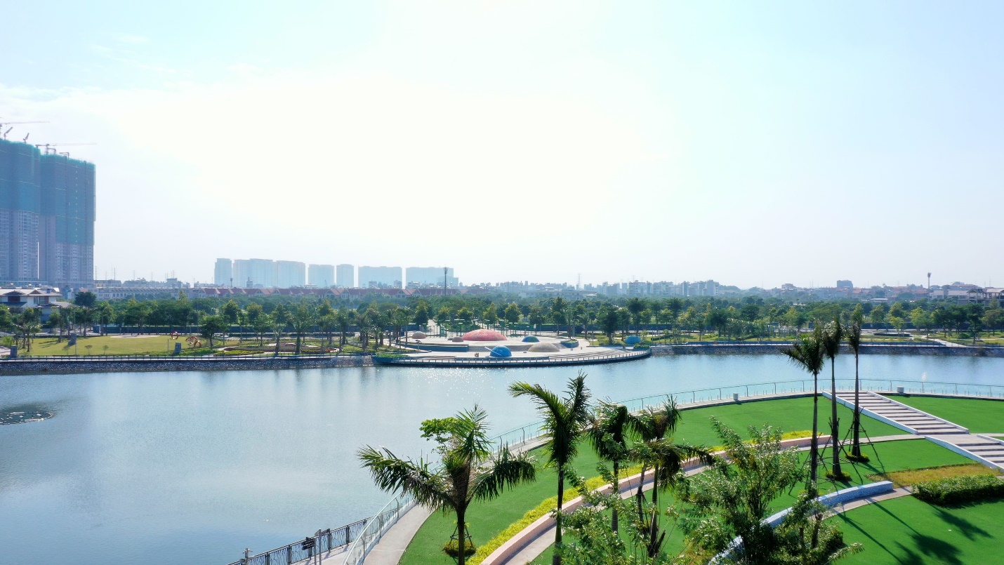 Không gian mặt nước trong lành tại Công viên Thiên văn học.
