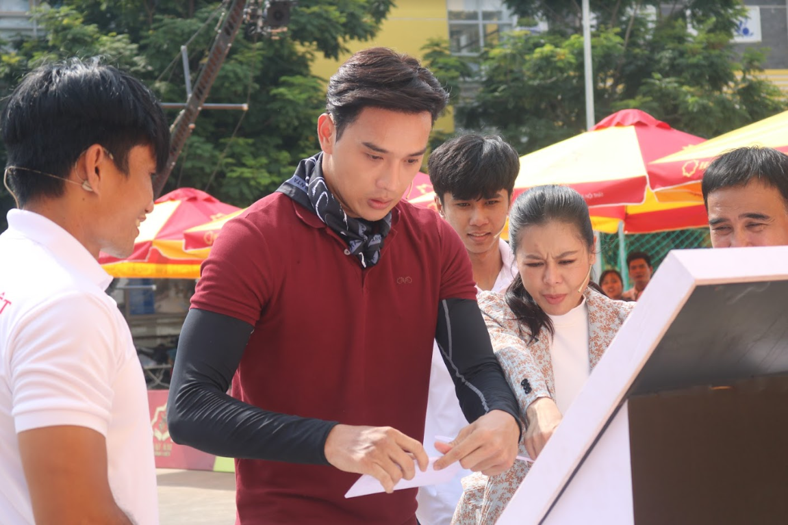 Trong thử thách ghép hình, Thuận Nguyễn gặp phải một chút khó khăn khiến nam diễn viên loay hoay mãi vẫn không thể ghép hoàn chỉnh bức hình.