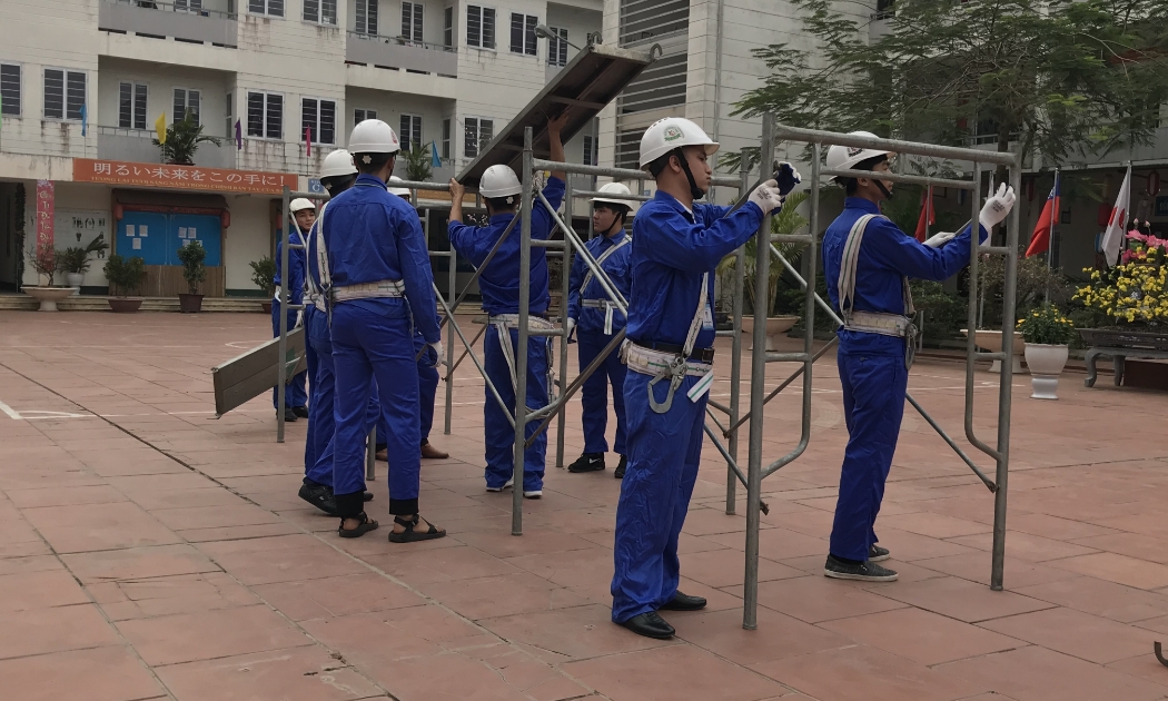 Một buổi thực hành dành cho lao động chuẩn bị ra nước ngoài làm việc. Ảnh: Lý Hà