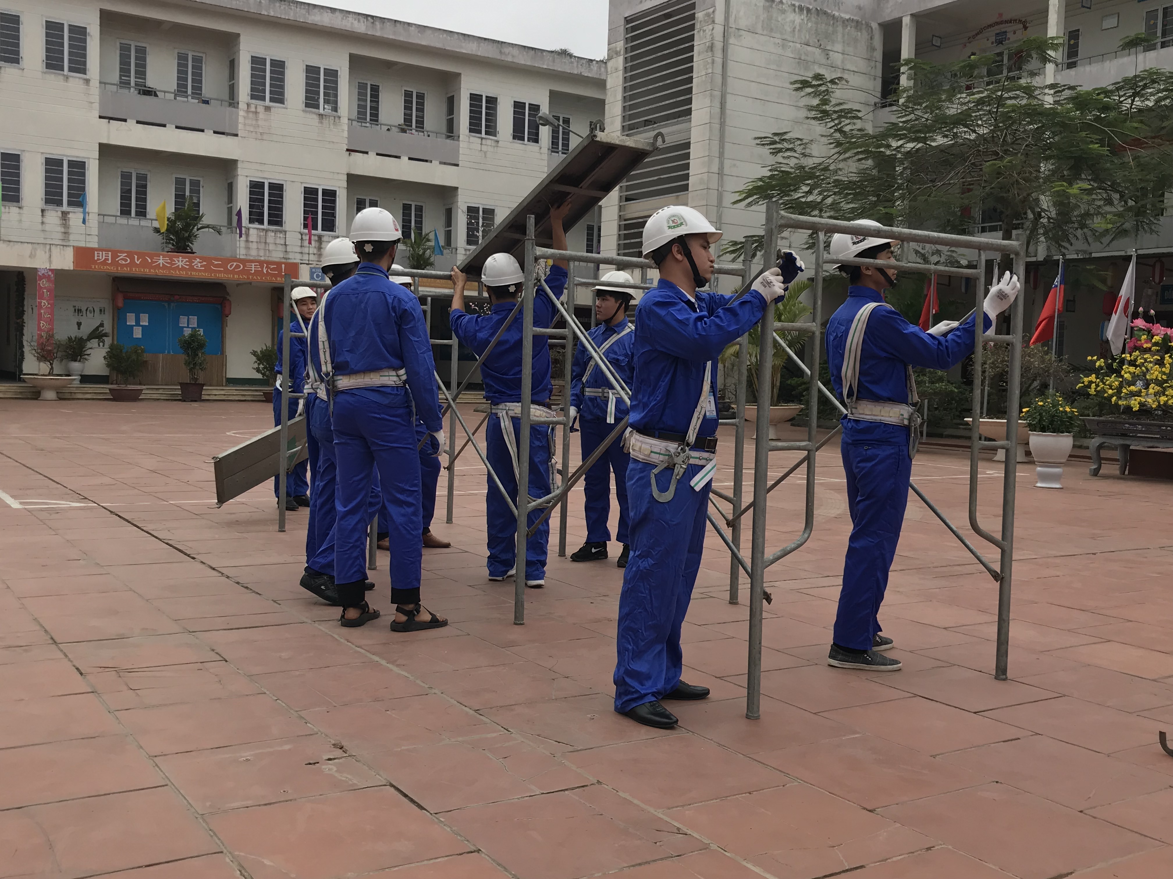 Một buổi thực hành dành cho lao động chuẩn bị ra nước ngoài làm việc. Ảnh: Lý Hà