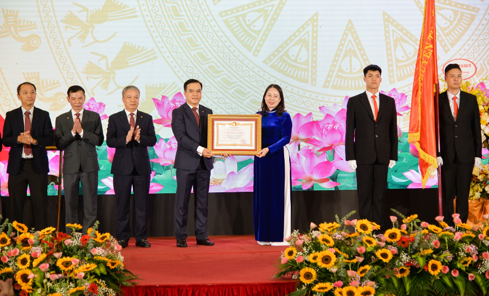 Phó Chủ tịch nước Võ Thị Ánh Xuân trao tặng Huân chương Lao Động Hạng Nhì cho SCIC.