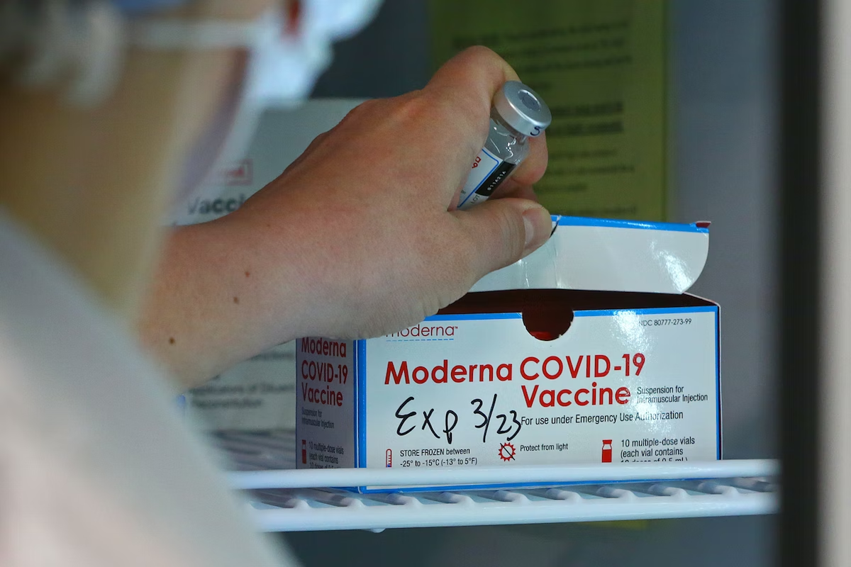 Moderna cho biết họ c&oacute; thể t&iacute;nh ph&iacute; tới 100 đ&ocirc; la một liều cho những mũi ti&ecirc;m c&oacute; gi&aacute; ban đầu l&agrave; khoảng 16,50 đ&ocirc; la.