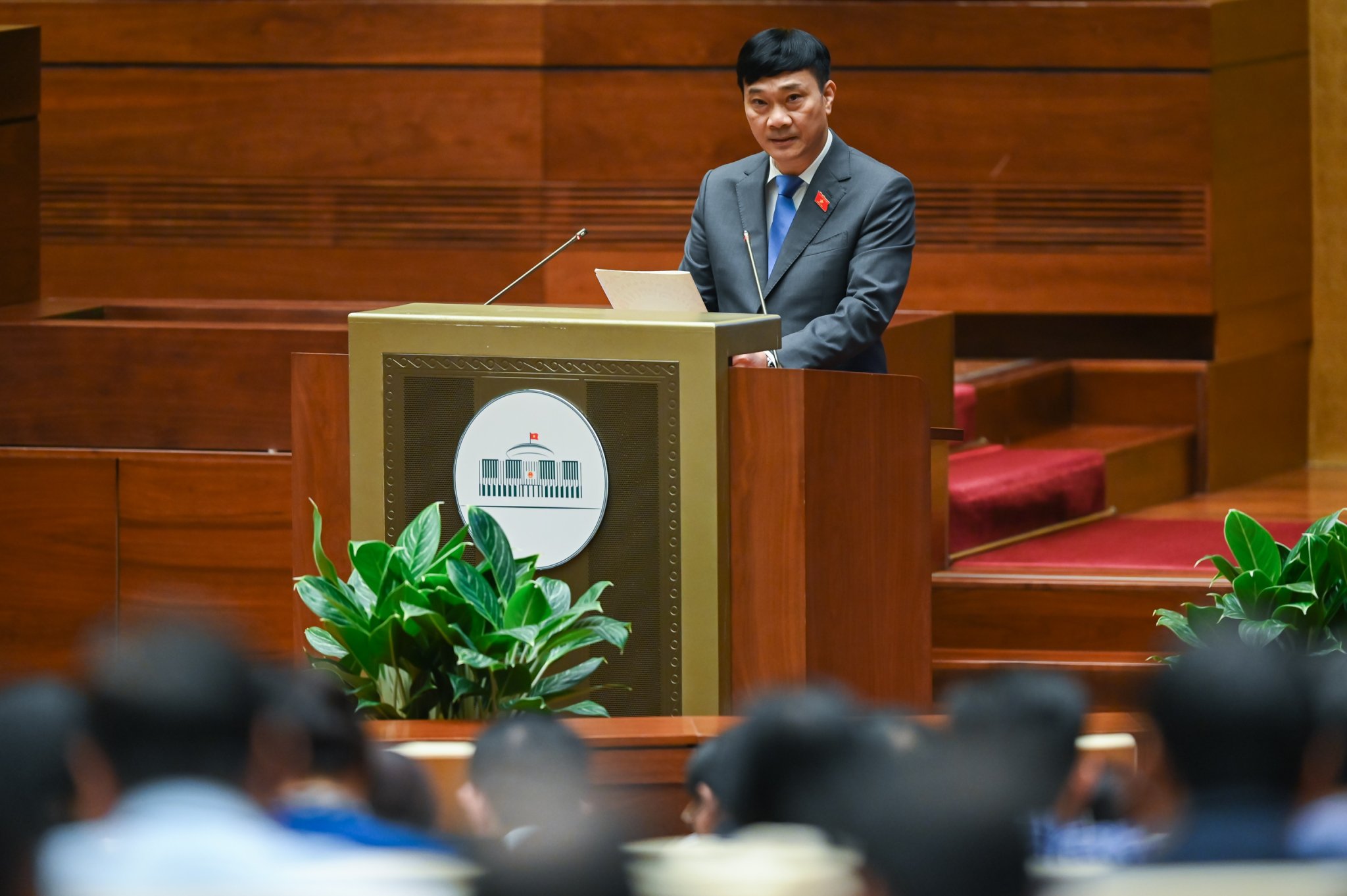 Chủ nhiệm Ủy ban Kinh tế Vũ Hồng Thanh tr&igrave;nh b&agrave;y B&aacute;o c&aacute;o thẩm tra dự &aacute;n Luật Hợp t&aacute;c x&atilde; (sửa đổi)&nbsp;- Ảnh: Quochoi.vn.