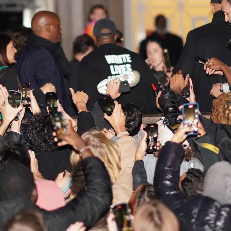 Kanye West rời show diễn Yeezy Season 9 với chiếc áo 