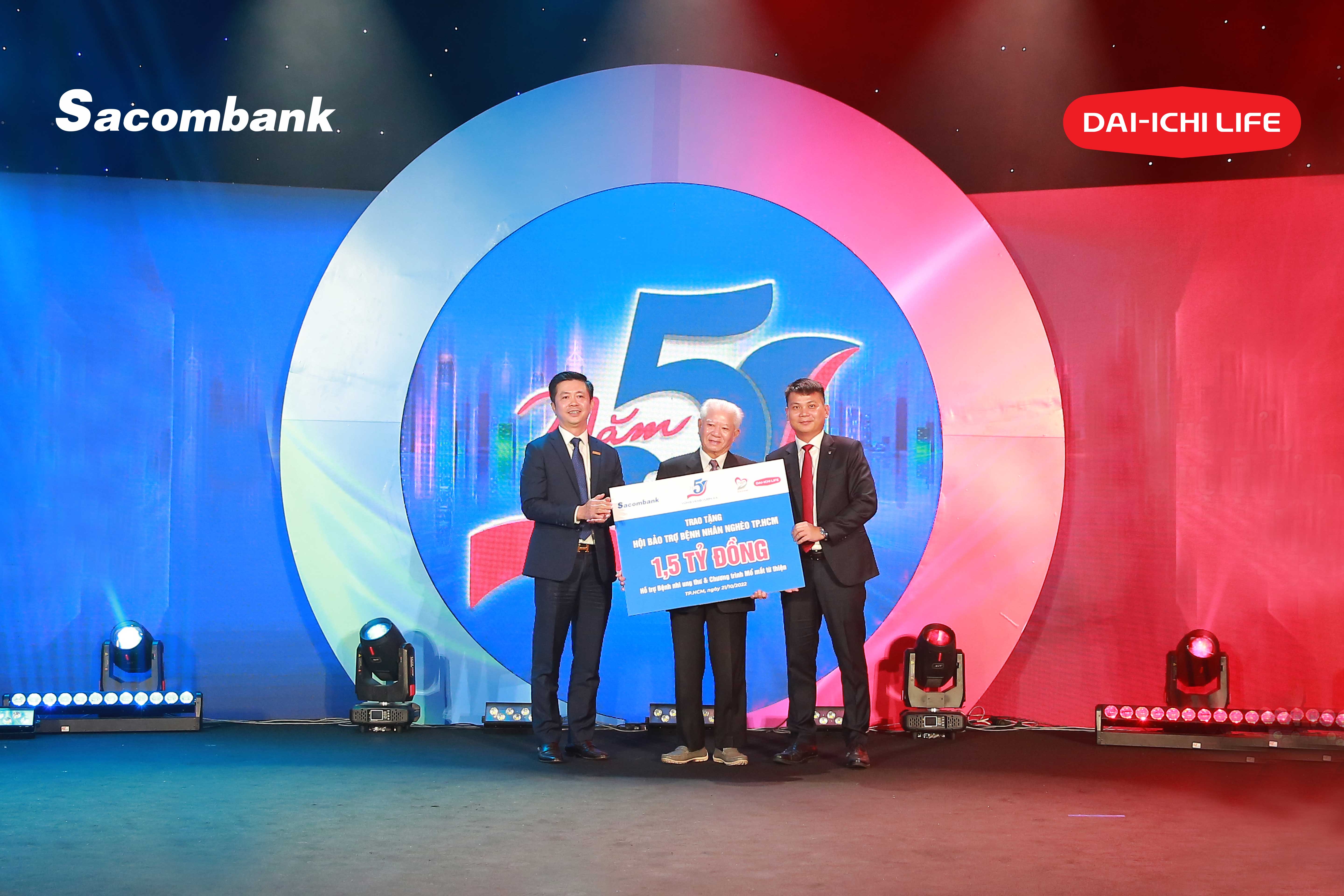 Ông Nguyễn Minh Tâm - Phó Tổng giám đốc Sacombank (trái) cùng ông Đặng Hồng Hải - Thành viên Hội đồng Thành viên, Phó Tổng giám đốc điều hành Dai-ichi Life Việt Nam (phải) trao biểu trưng tài trợ 1,5 tỷ đồng cho ông Trần Thành Long - Chủ tịch Hội bảo trợ Bệnh nhân nghèo TP.HCM (giữa) nhằm hỗ trợ bệnh nhi ung thư và phẫu thuật mắt cho người nghèo.