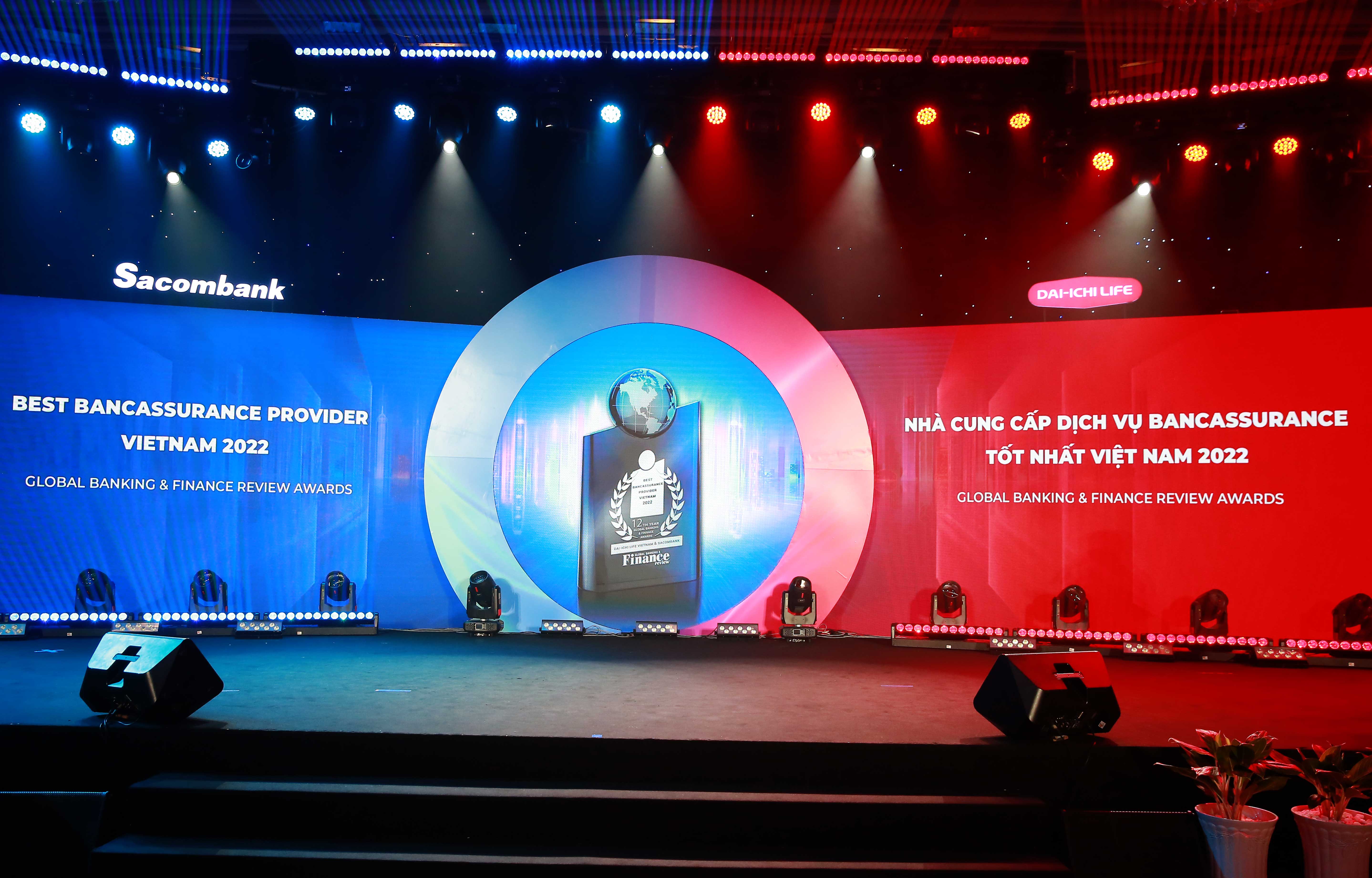 &Ocirc;ng Nguyễn Minh T&acirc;m - Ph&oacute; Tổng gi&aacute;m đốc Sacombank (tr&aacute;i) c&ugrave;ng &ocirc;ng Đặng Hồng Hải - Th&agrave;nh vi&ecirc;n Hội đồng Th&agrave;nh vi&ecirc;n, Ph&oacute; Tổng gi&aacute;m đốc điều h&agrave;nh Dai-ichi Life Việt Nam (phải) trao biểu trưng t&agrave;i trợ 1,5 tỷ đồng cho &ocirc;ng Trần Th&agrave;nh Long - Chủ tịch Hội bảo trợ Bệnh nh&acirc;n ngh&egrave;o TP.HCM (giữa) nhằm hỗ trợ bệnh nhi ung thư v&agrave; phẫu thuật mắt cho người ngh&egrave;o.