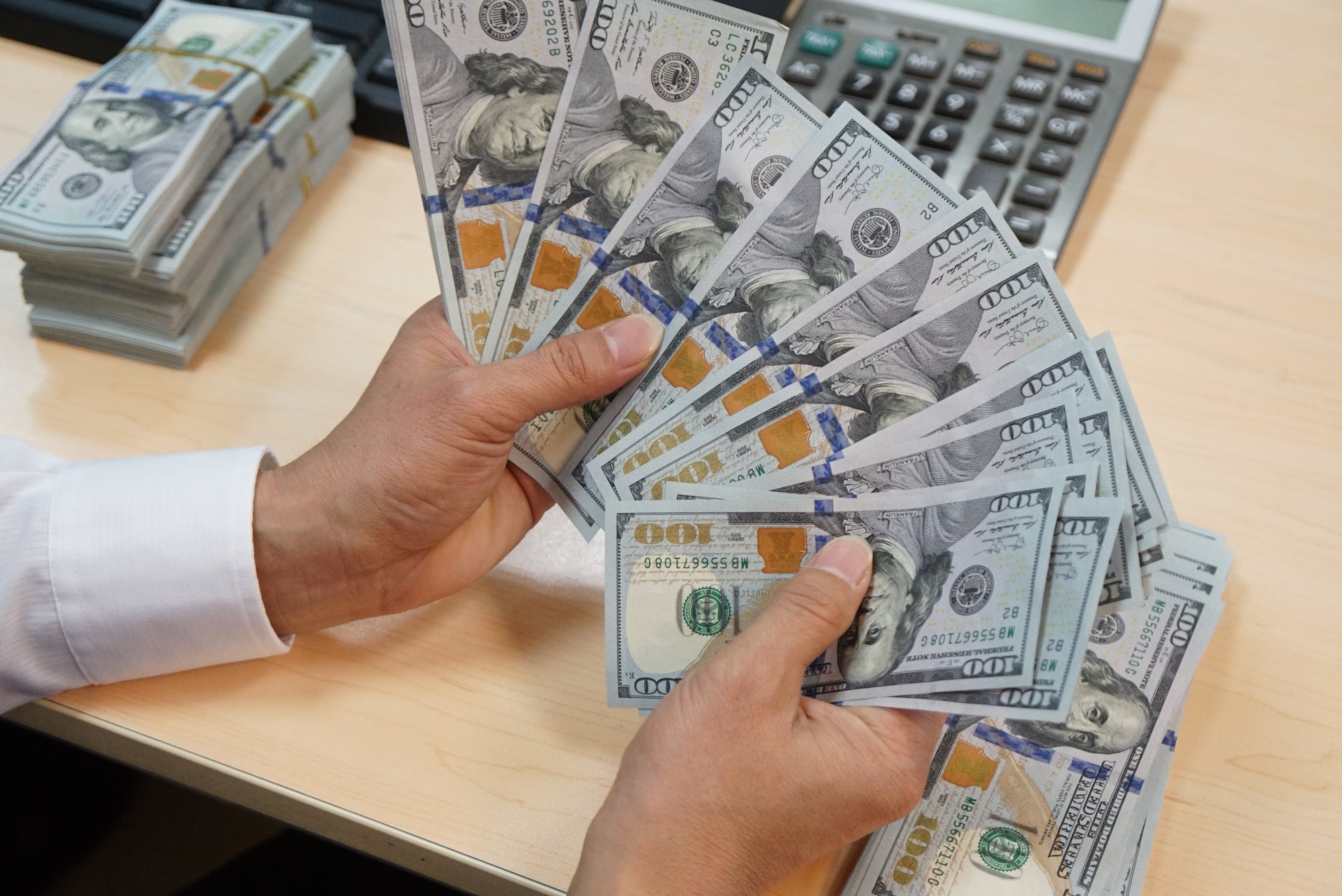 Giá USD tiếp tục tăng nhanh