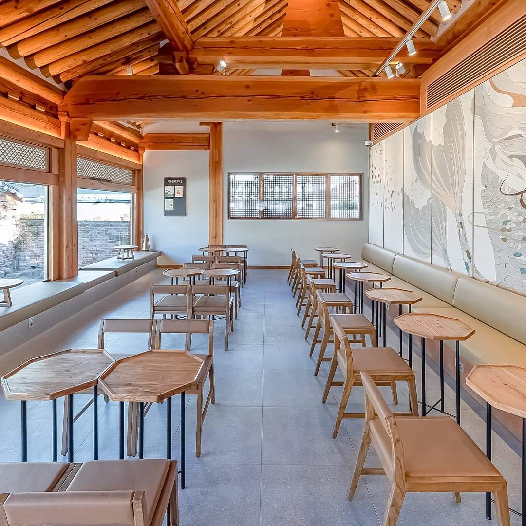 Lấy cảm hứng từ kiến ​​trúc và di sản của thành phố, cửa hàng Starbucks mới ra mắt được đặt tại một ngôi nhà dân gian cổ có lịch sử hơn 100 năm.