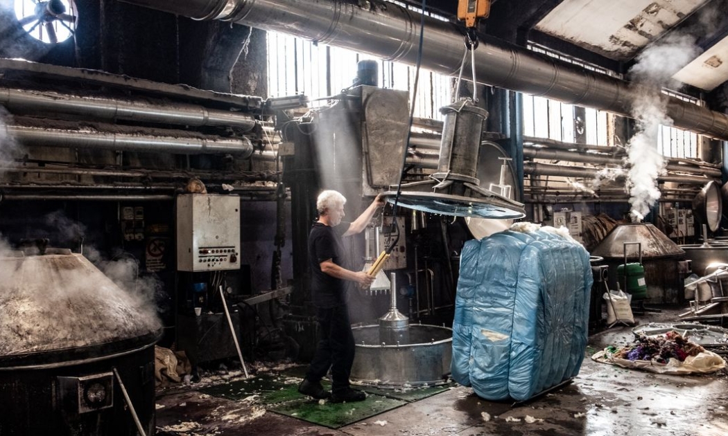 Trong một nhà máy nhuộm vải ở Vaiano, Italy - Ảnh: WSJ.