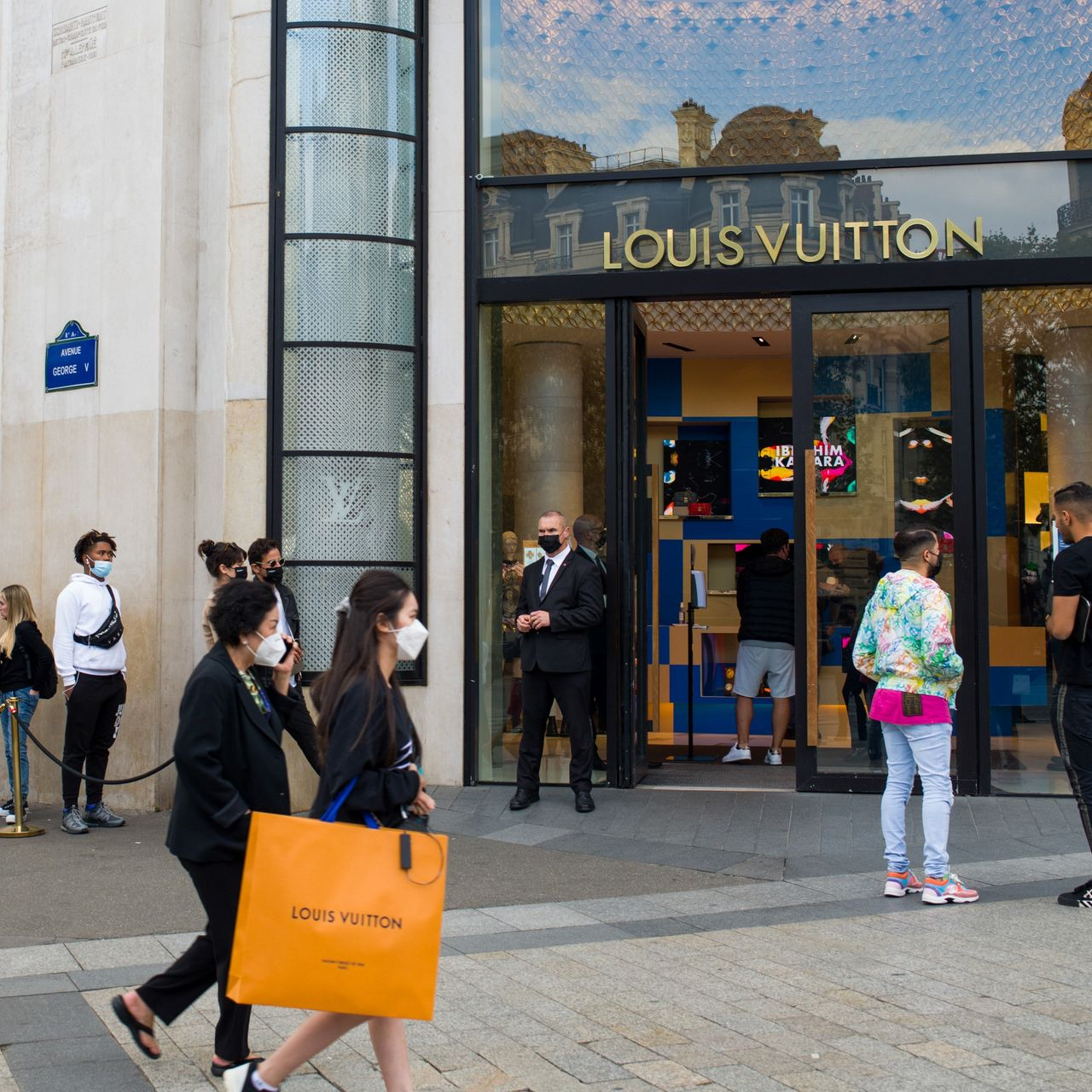 LVMH c&ocirc;ng bố doanh số b&aacute;n h&agrave;ng tăng trưởng mạnh mẽ trong qu&yacute; 3.