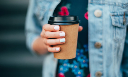 Có khoảng 1.500 hạt vi nhựa trong ly cà phê mang đi