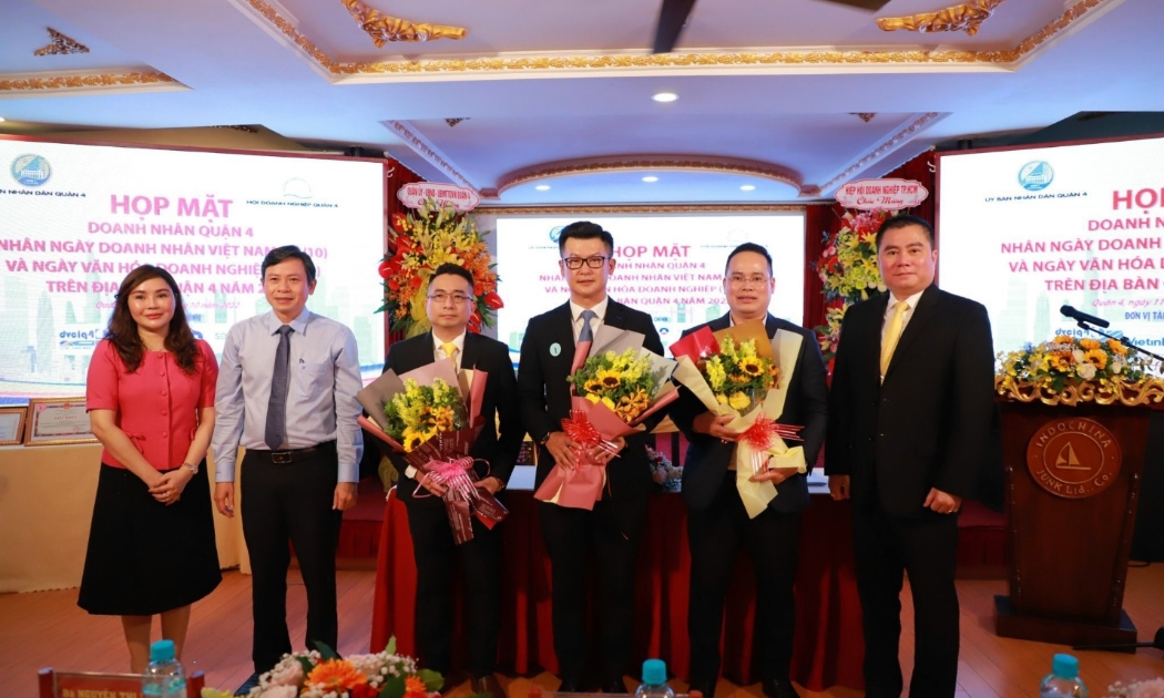 Mr. Fred Lim, đại diện Ngân hàng UOB Việt Nam (đứng giữa) nhận hoa và chụp ảnh lưu niệm với Lãnh đạo UBND quận 4.