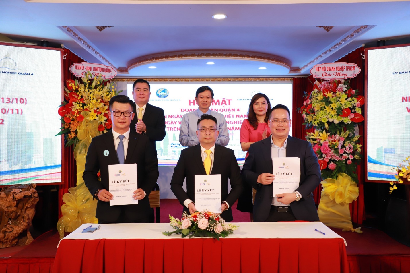 Ký kết biên bản ghi nhớ giữa Phòng kinh tế Quận 4 với đại diện Ngân hàng UOB Việt Nam (hàng đầu ngoài cùng bên trái).
