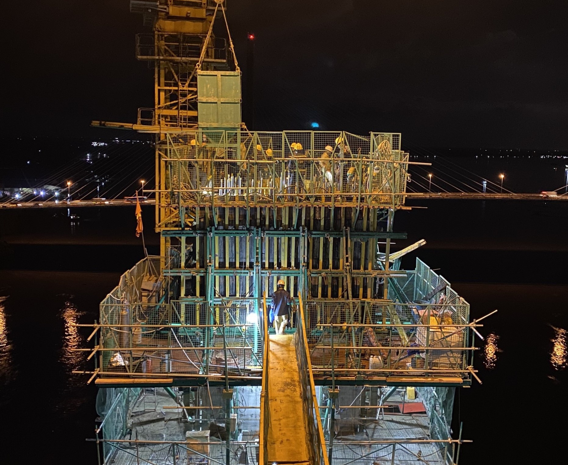 Thi c&ocirc;ng ca 3 tại một trụ th&aacute;p của dự &aacute;n cầu Mỹ Thuận 2. Ảnh: Nam Long.