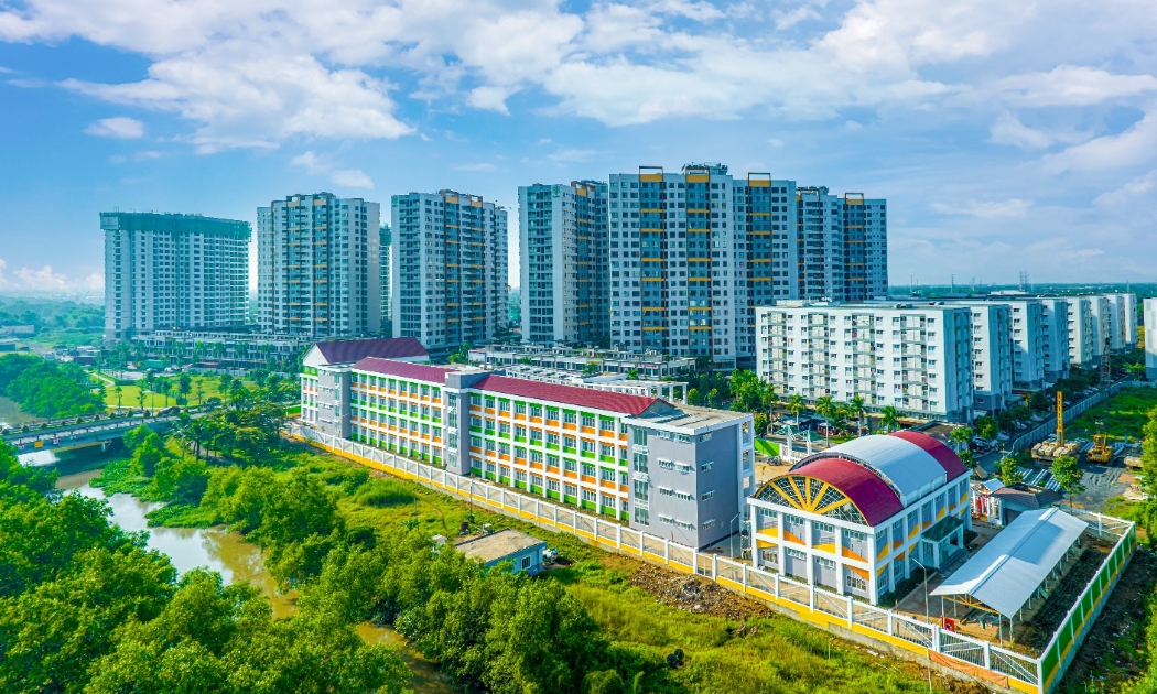 Trường Nguyễn Bỉnh Khiêm giáp ranh khu đô thị tích hợp Mizuki Park vừa đi vào hoạt động tháng 9 vừa qua.