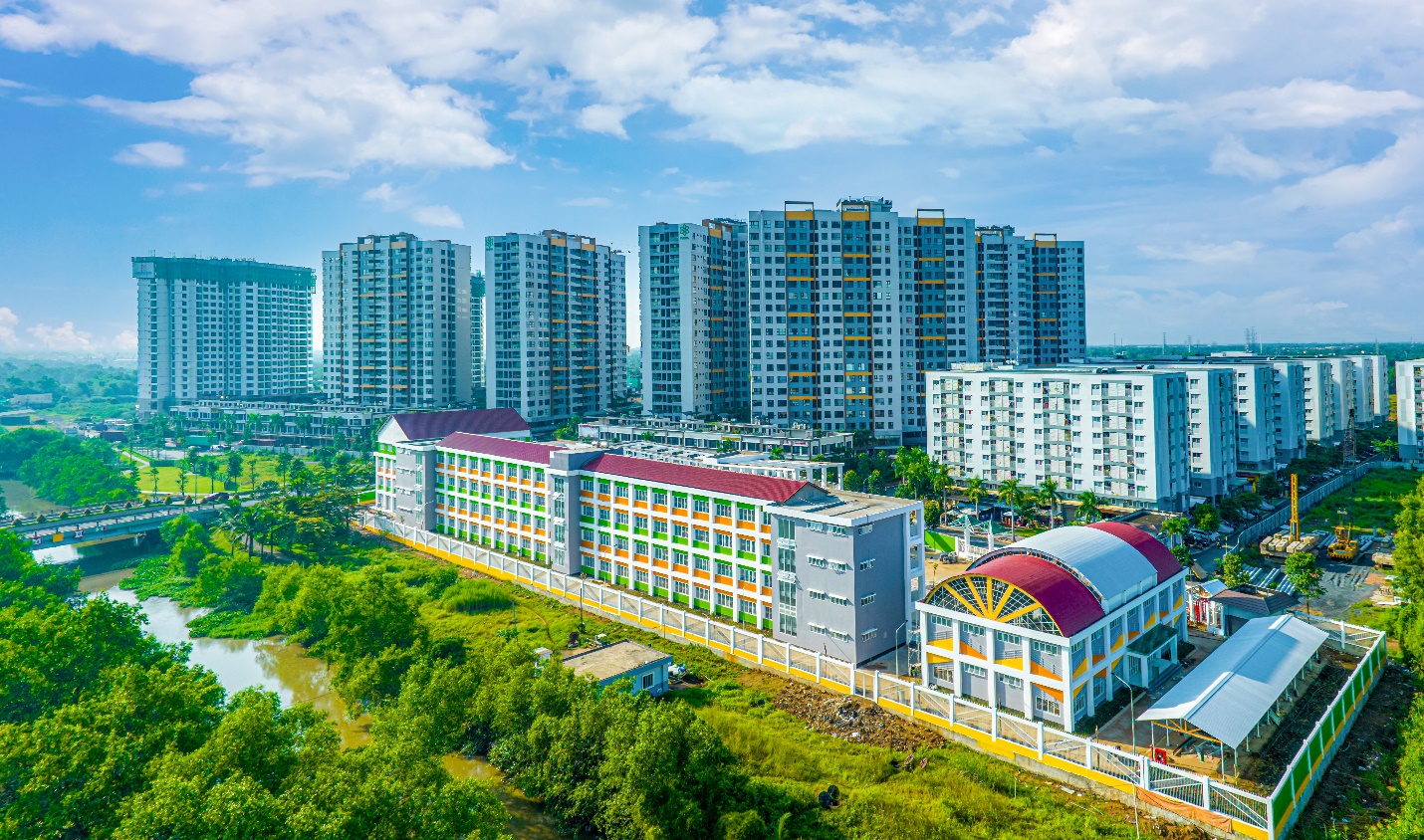 Trường Nguyễn Bỉnh Khiêm giáp ranh khu đô thị tích hợp Mizuki Park vừa đi vào hoạt động tháng 9 vừa qua.