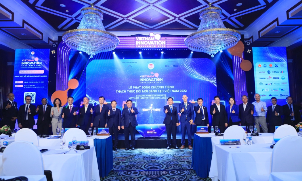 Lãnh đạo các bộ ngành cùng đại diện các tổ chức nước ngoài, đại sứ quán và doanh nghiệp trong và ngoài nước phát động Chương trình Thách thức Đổi mới sáng tạo Việt Nam 2022.
